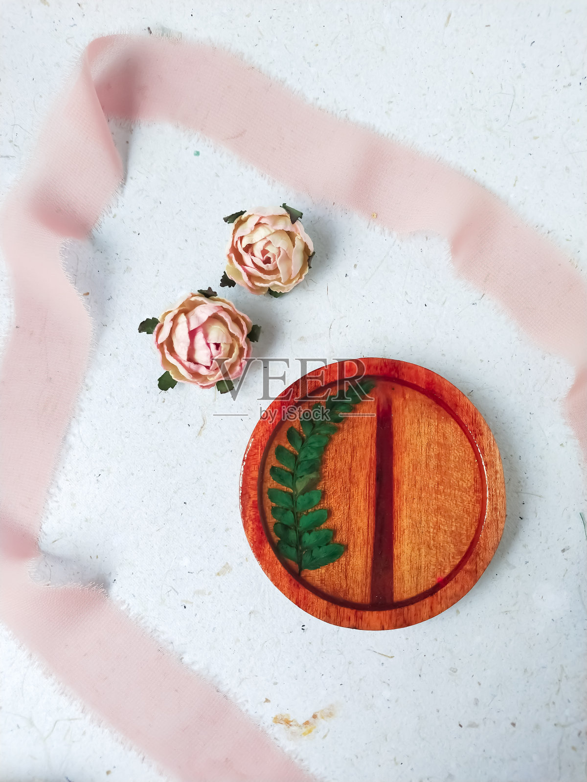 手工木材和树脂杯垫装饰在一个白色的背景照片摄影图片