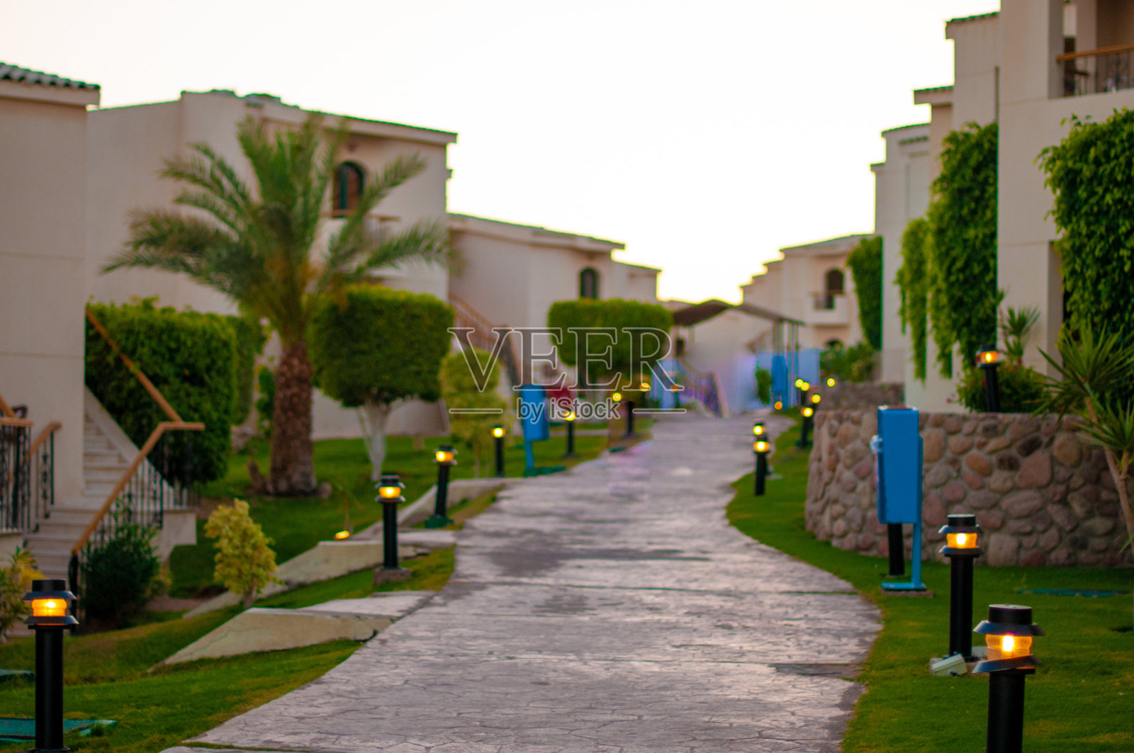 平房间的走道上挂着灯笼照片摄影图片