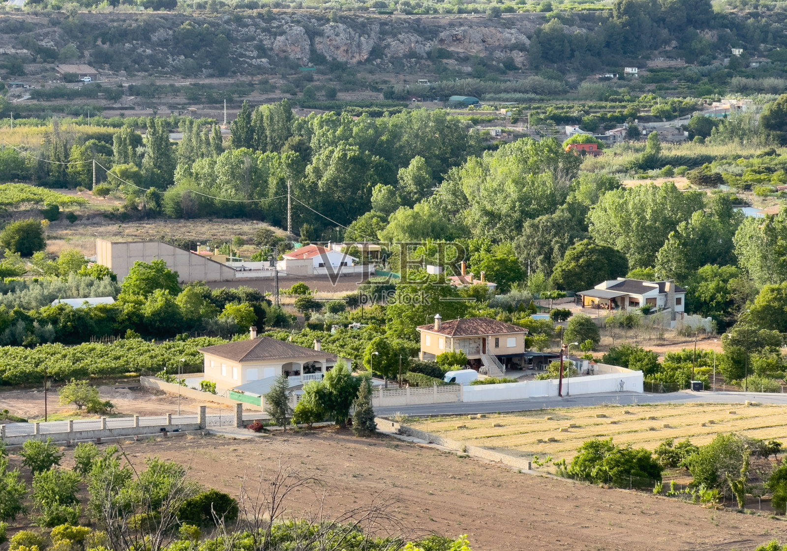 塞戈比的乡村景观,鸟瞰图。农场菜园里的农舍。照片摄影图片