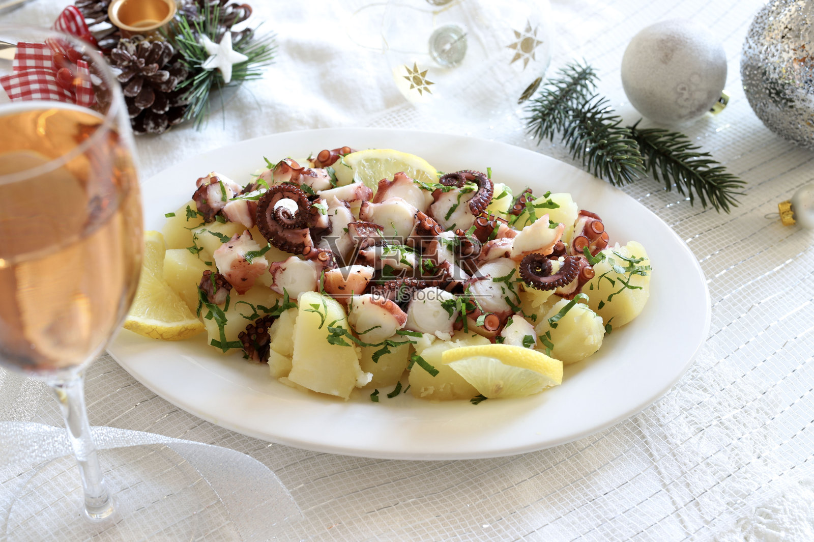 新鲜的章鱼和土豆沙拉。圣诞季节。照片摄影图片