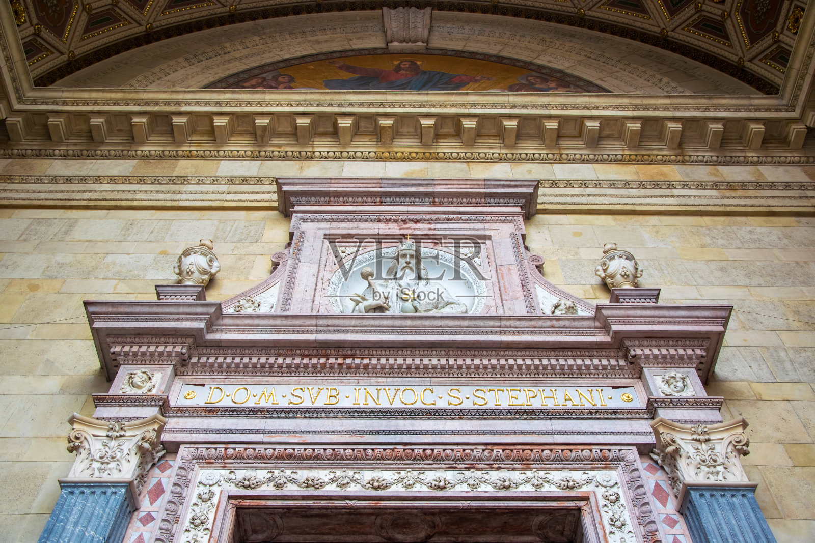 宏伟的建筑:布达佩斯圣斯蒂芬大教堂的入口照片摄影图片