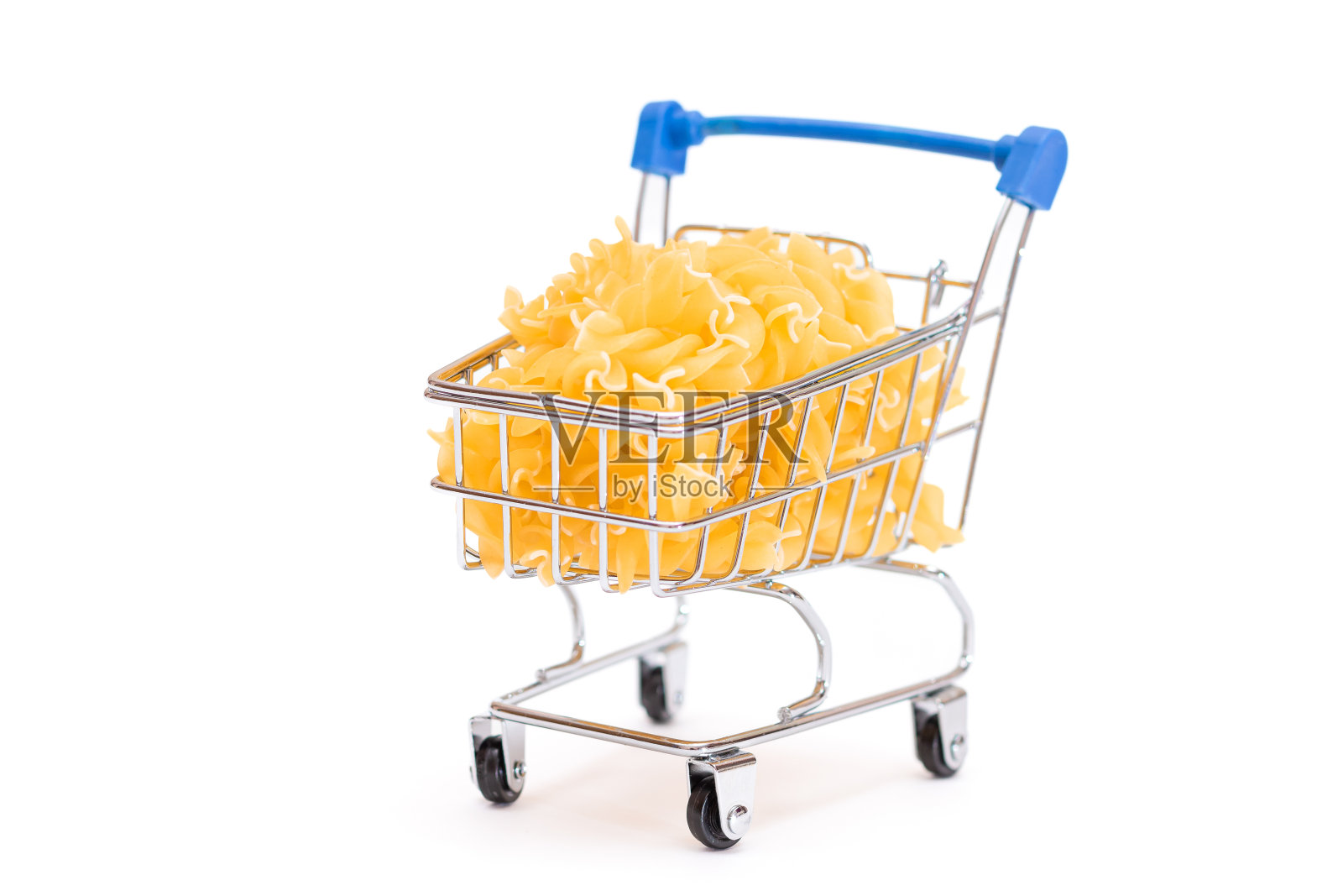未煮熟的意大利面在白色孤立的小购物车照片摄影图片