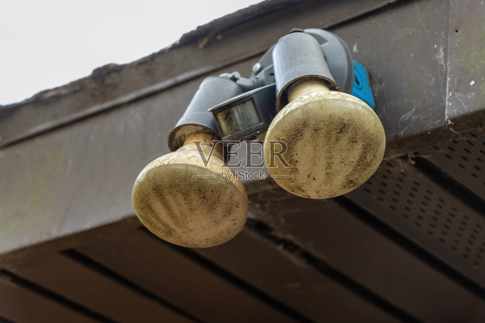 灯具里的旧泛光灯灯泡照片摄影图片