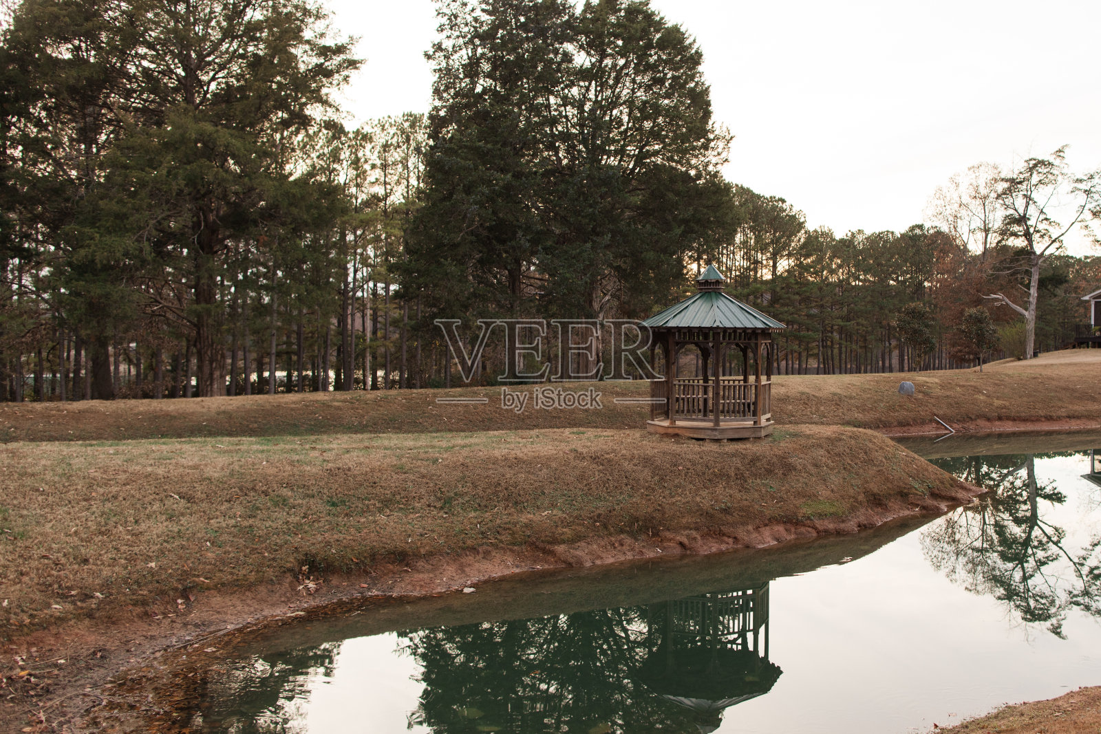 2023年秋天,在田纳西州温彻斯特的一间舒适的小木屋里,秋天的景色照片摄影图片