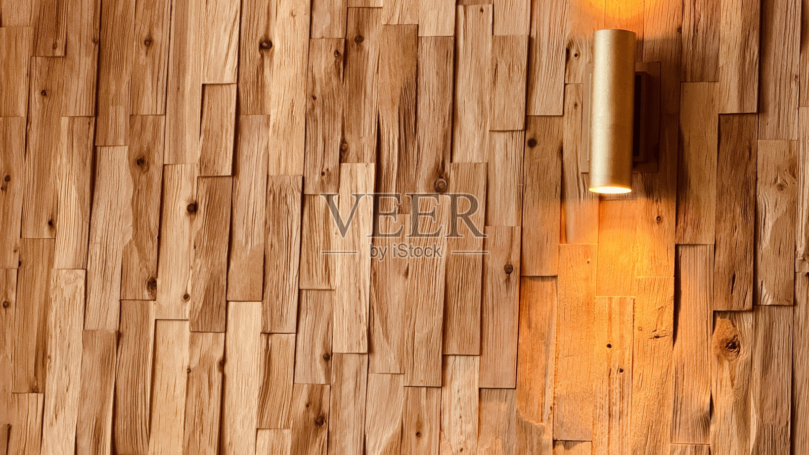 带灯的木墙照片摄影图片