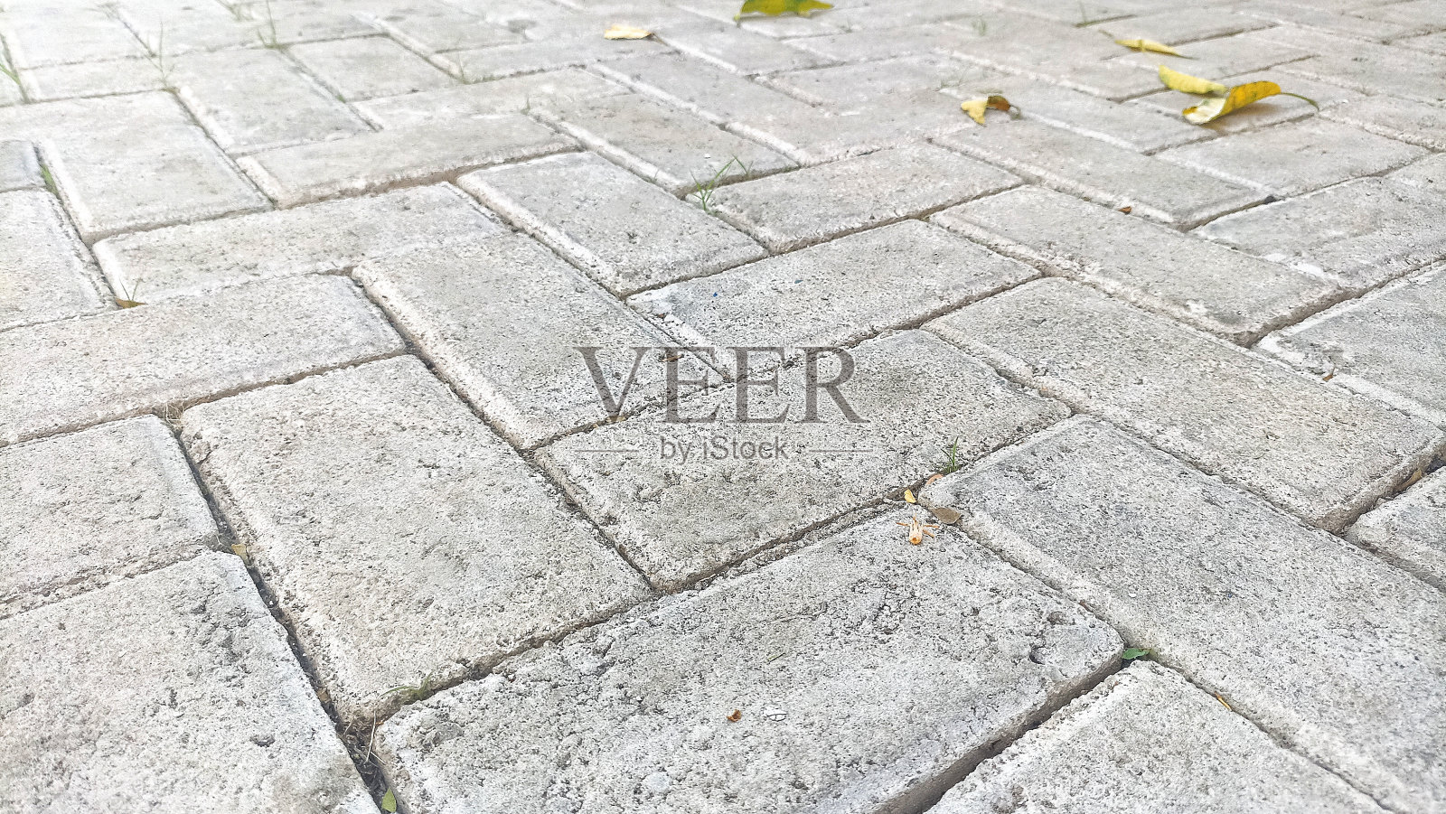 人行道地面单调灰砖石路面透视图。人行道,车道,铺路者,人行道上的老式地面层图案方形纹理背景设计模拟照片摄影图片