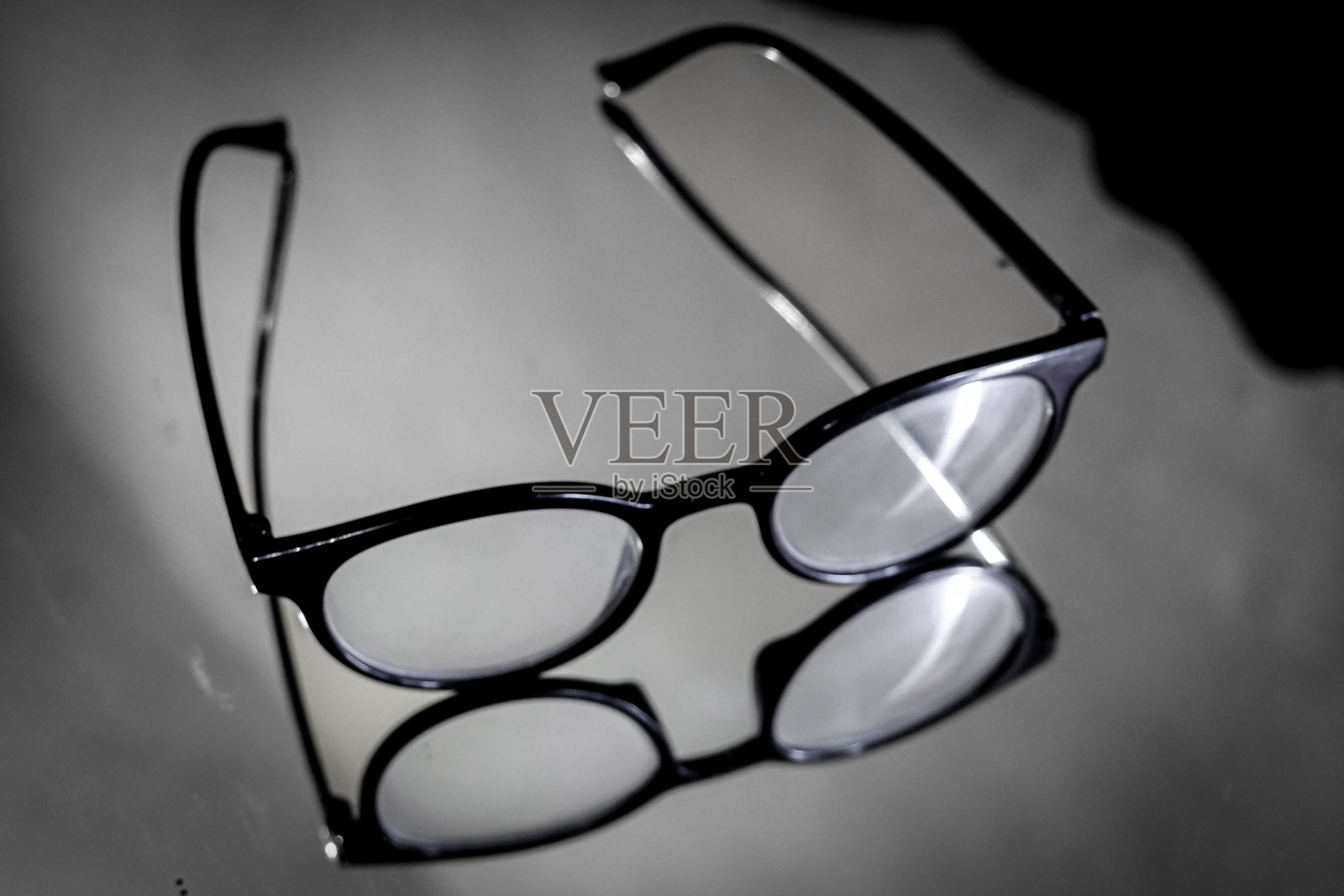 玻璃杯放在玻璃桌上照片摄影图片