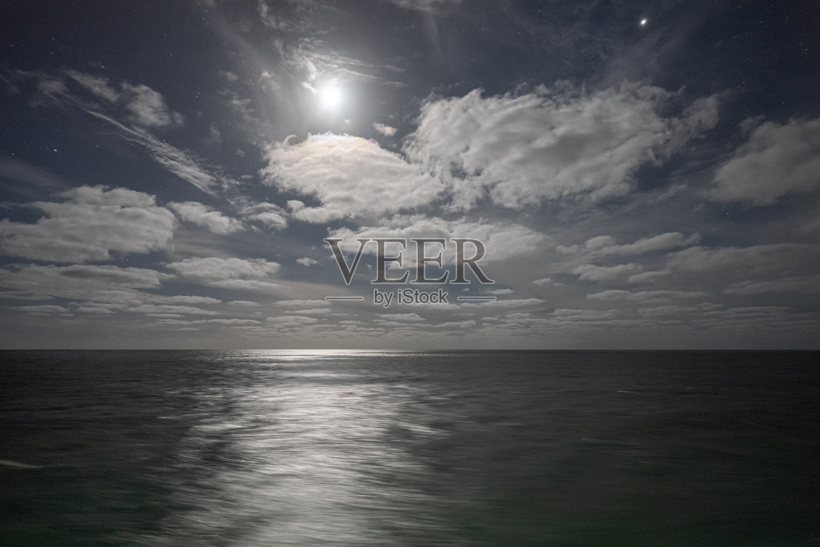 午夜的海洋有明亮的月亮和星星照片摄影图片