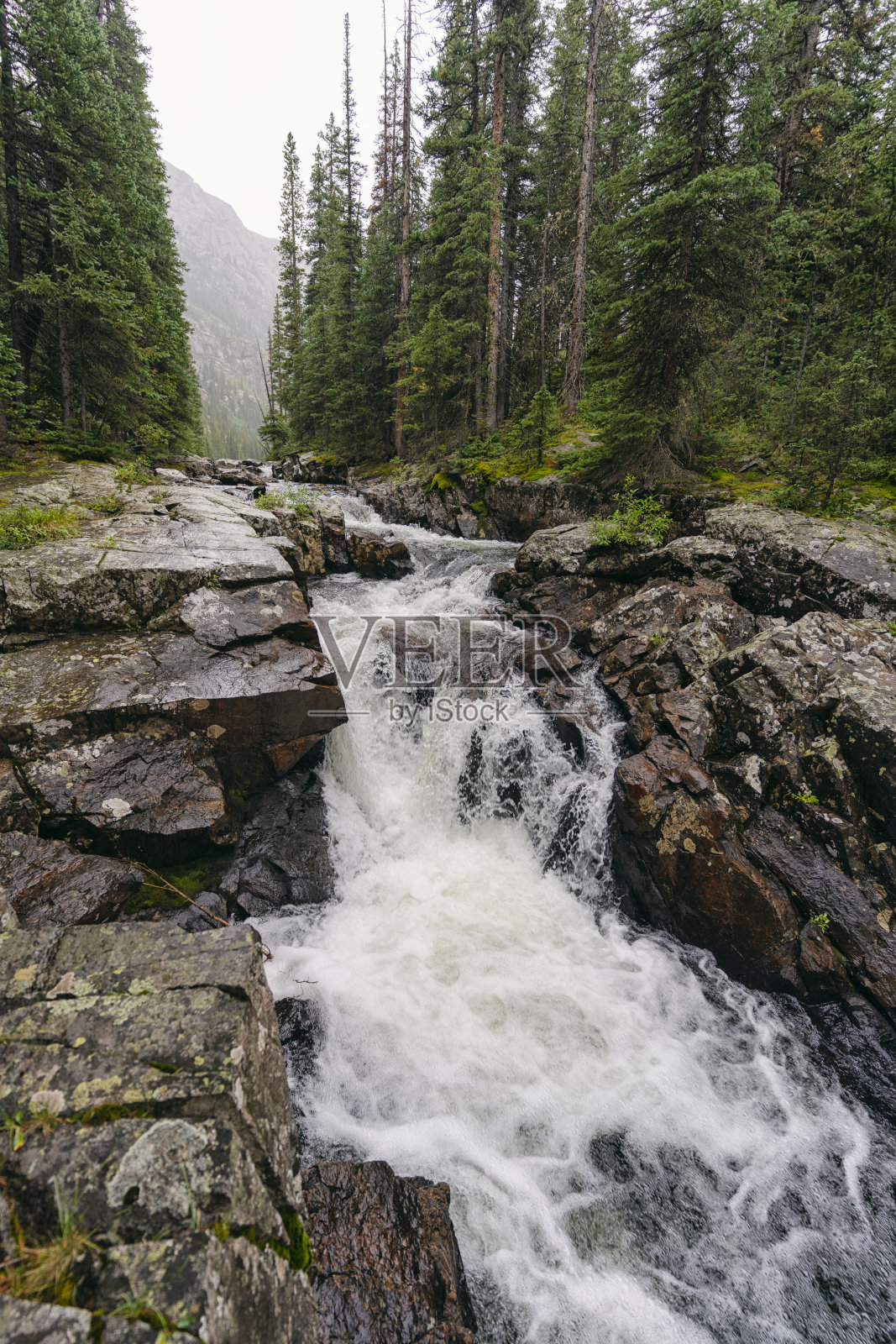 科罗拉多州圣十字荒野的美丽瀑布照片摄影图片
