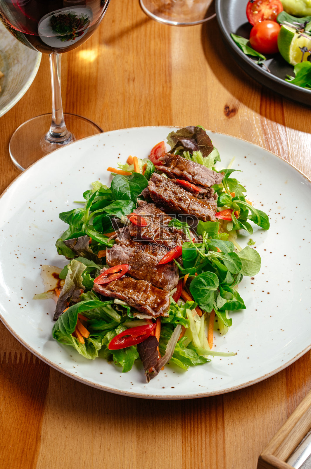 沙拉配烤牛肉和酱汁照片摄影图片
