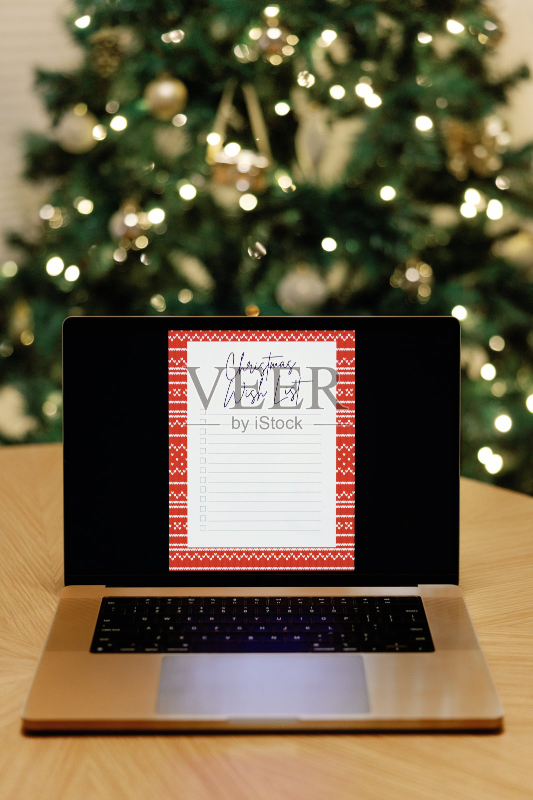 笔记本电脑上的数字圣诞愿望清单照片摄影图片