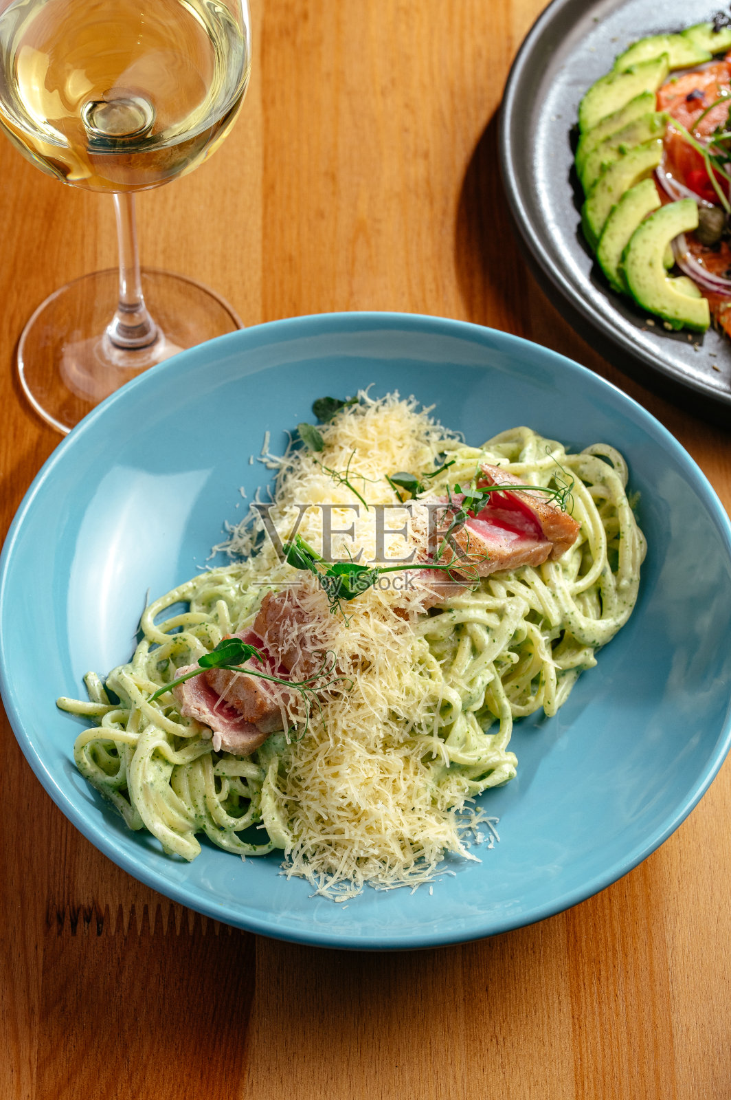 奶油酱意面配烤金枪鱼照片摄影图片