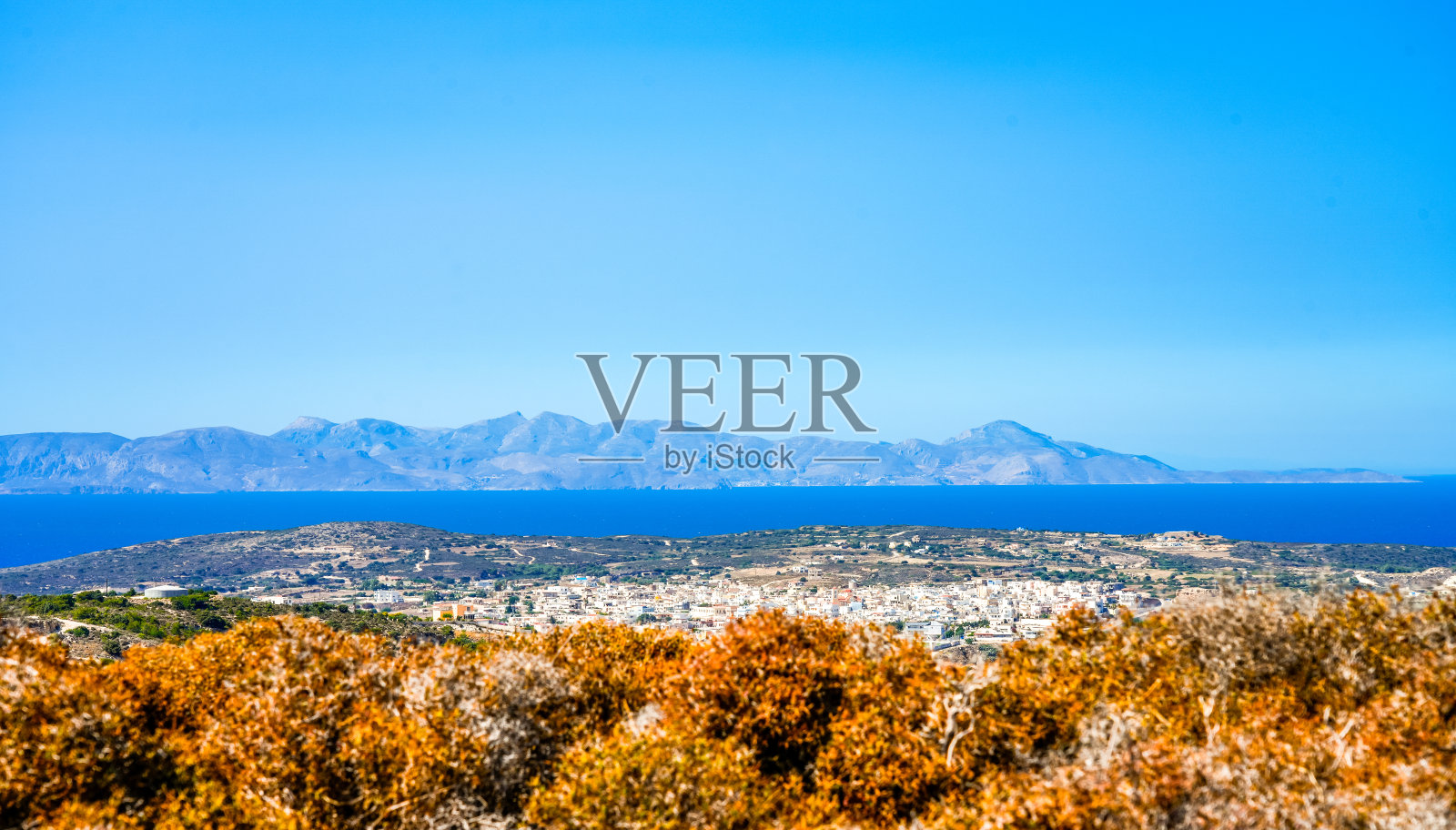 从希腊科斯岛上的一座山上俯瞰风景和地中海。照片摄影图片