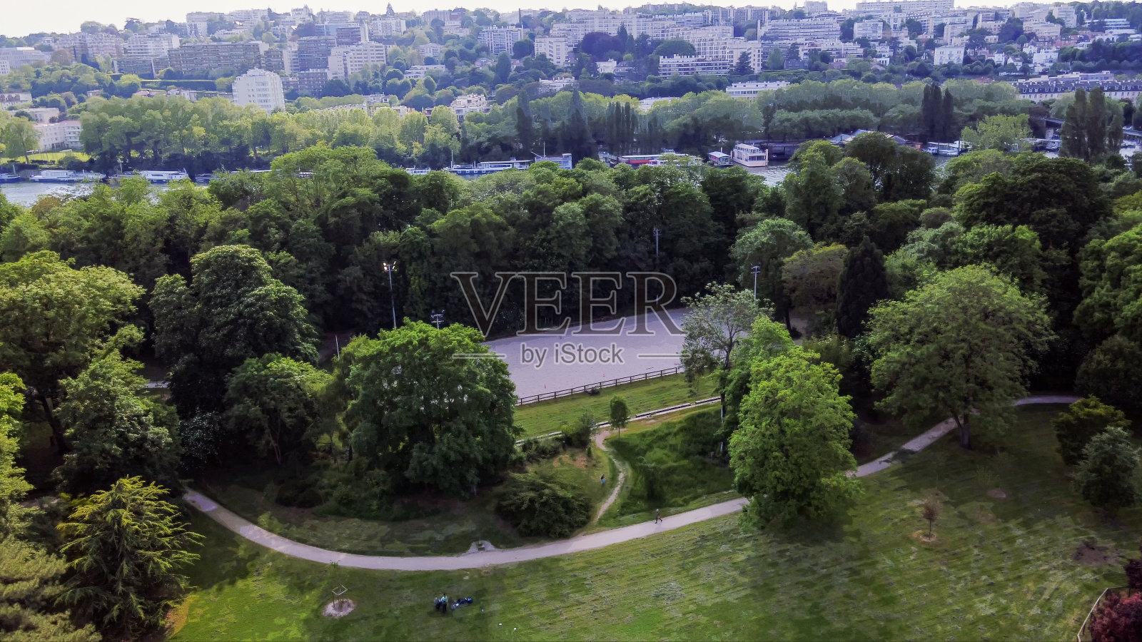 令人惊叹的无人机在奥得河和圣教堂的日落景色。彼得和帕维尔照片摄影图片