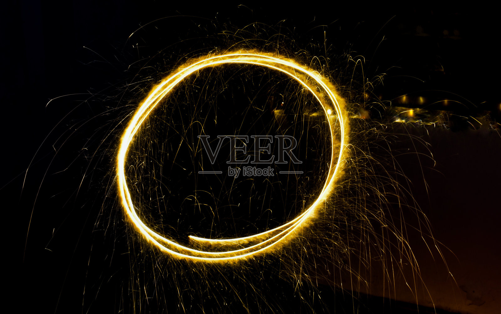 烟花的长曝光照片。照片摄影图片