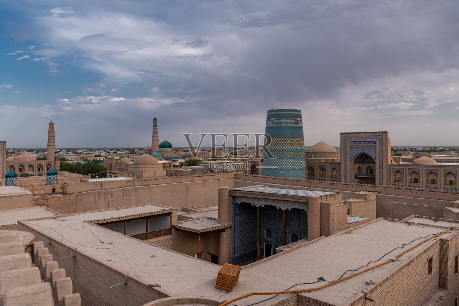 在夕阳下俯瞰乌兹别克斯坦希瓦古城的天际线。照片摄影图片
