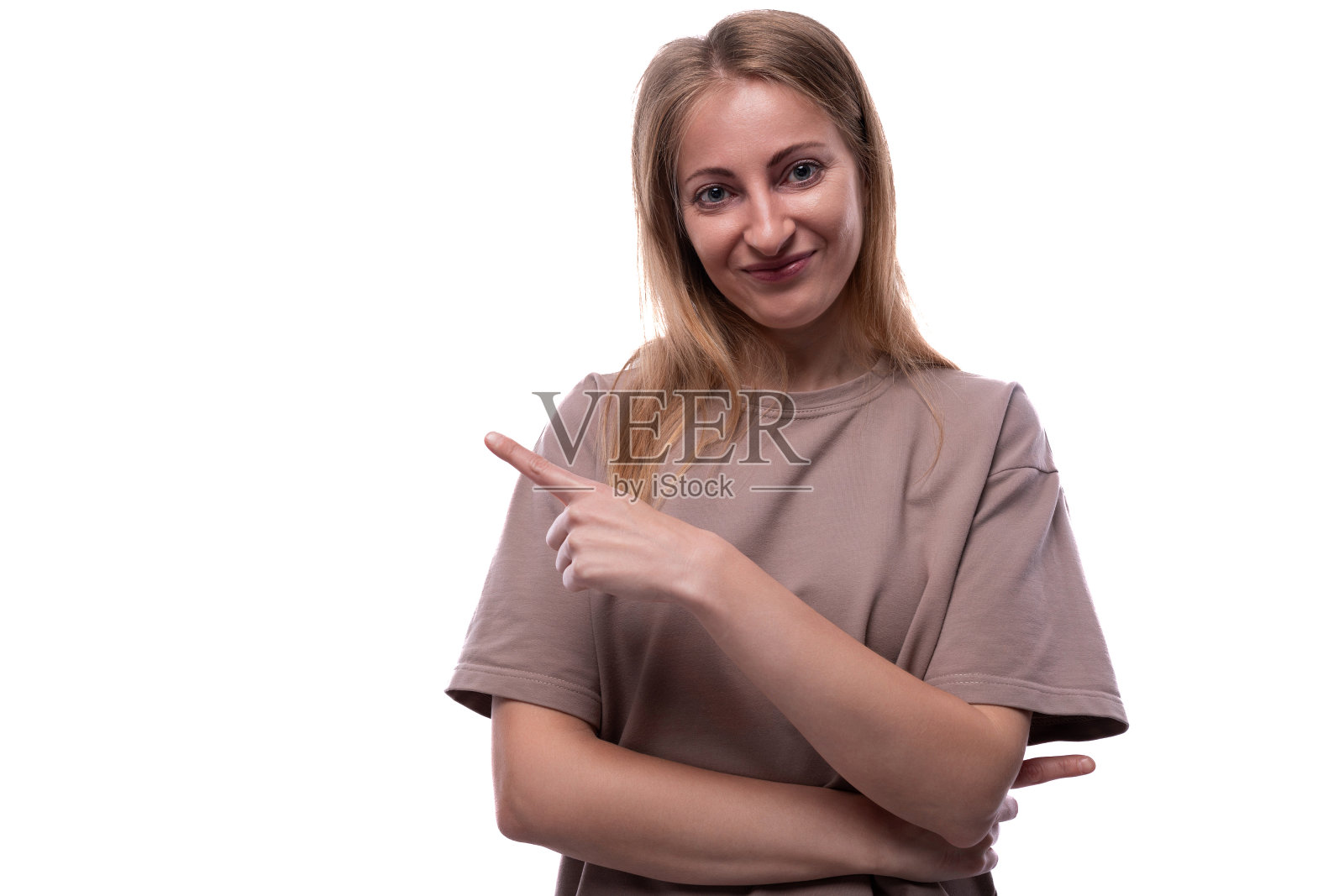 一位40岁的白发妇女用白色背景报道新闻照片摄影图片