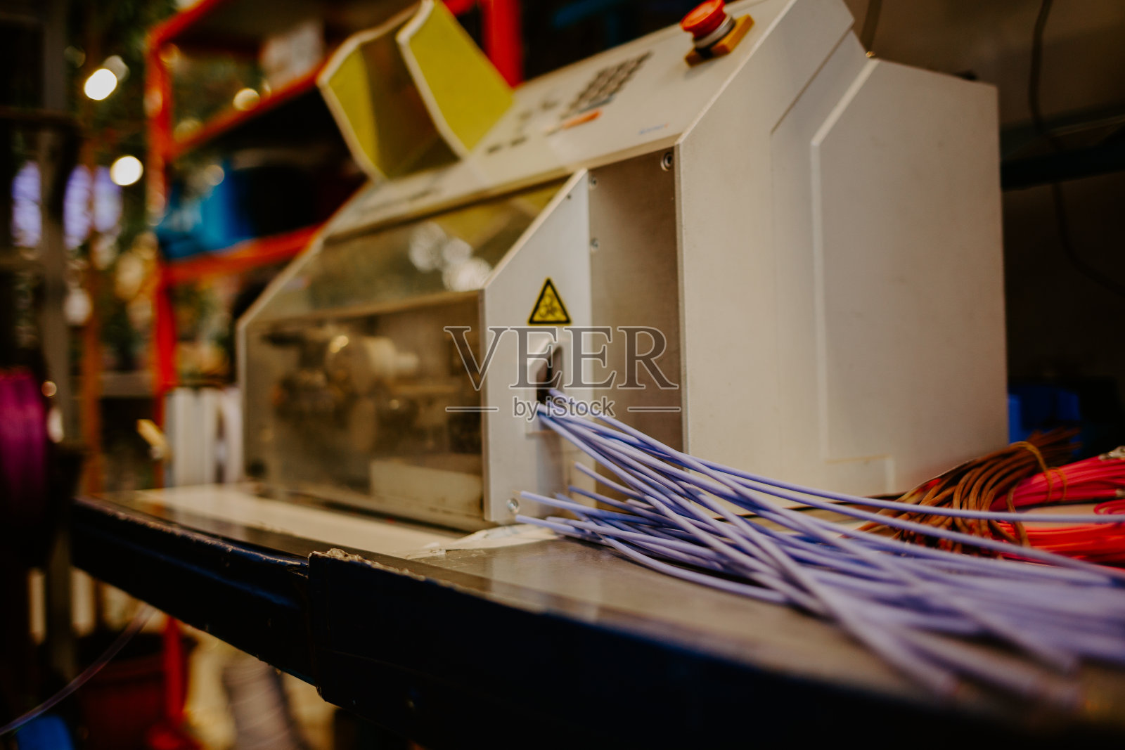 数控线切割机切割高精度模具零件照片摄影图片