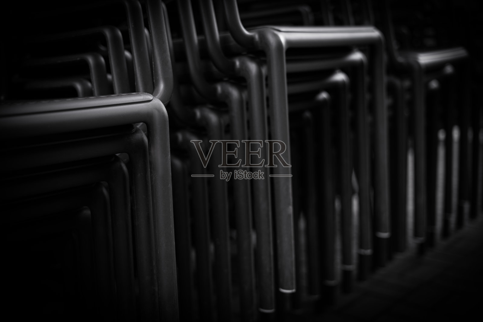 一堆黑色的椅子。照片摄影图片