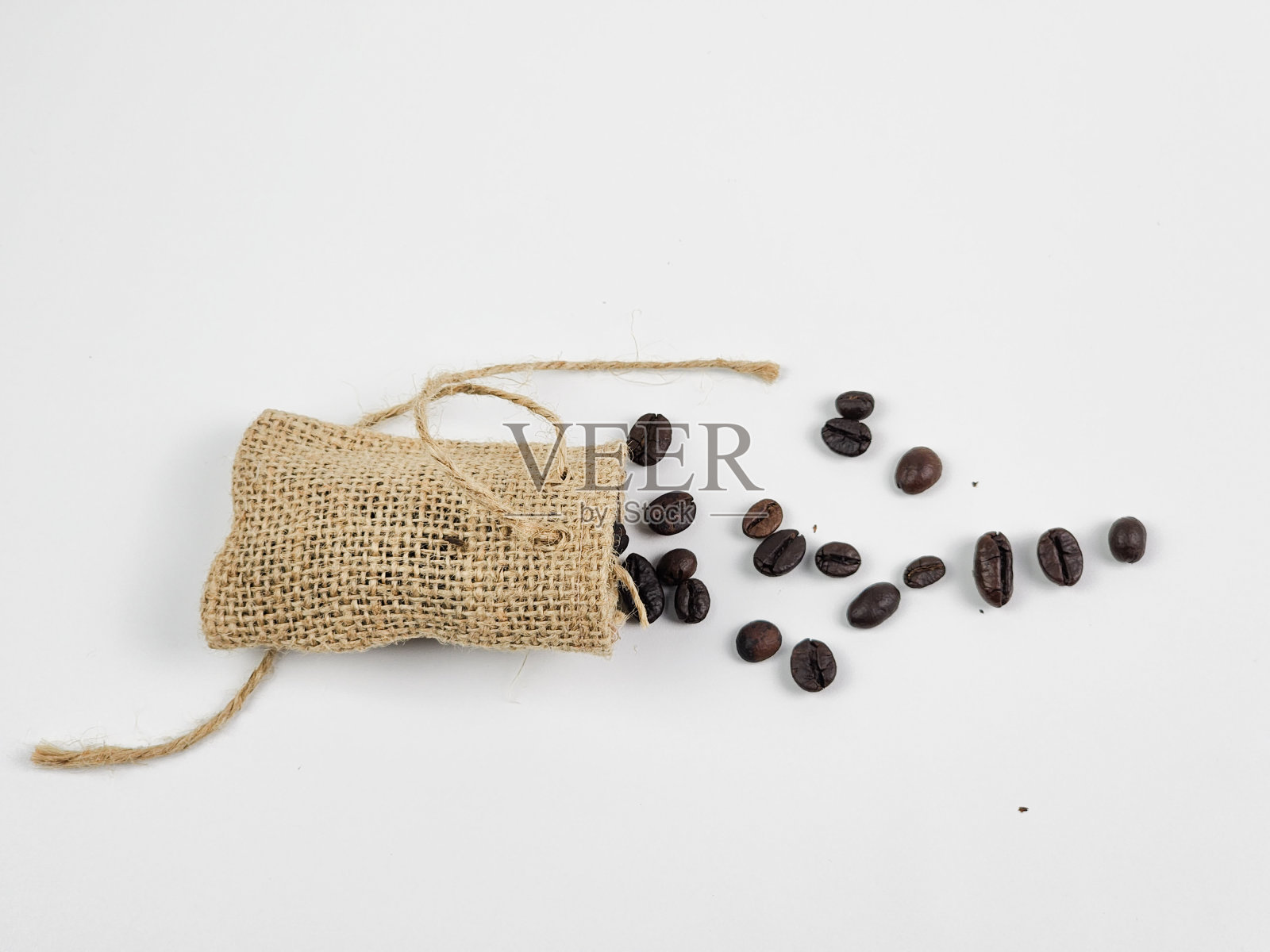 咖啡豆点缀着装饰元素,孤立在白色背景上照片摄影图片