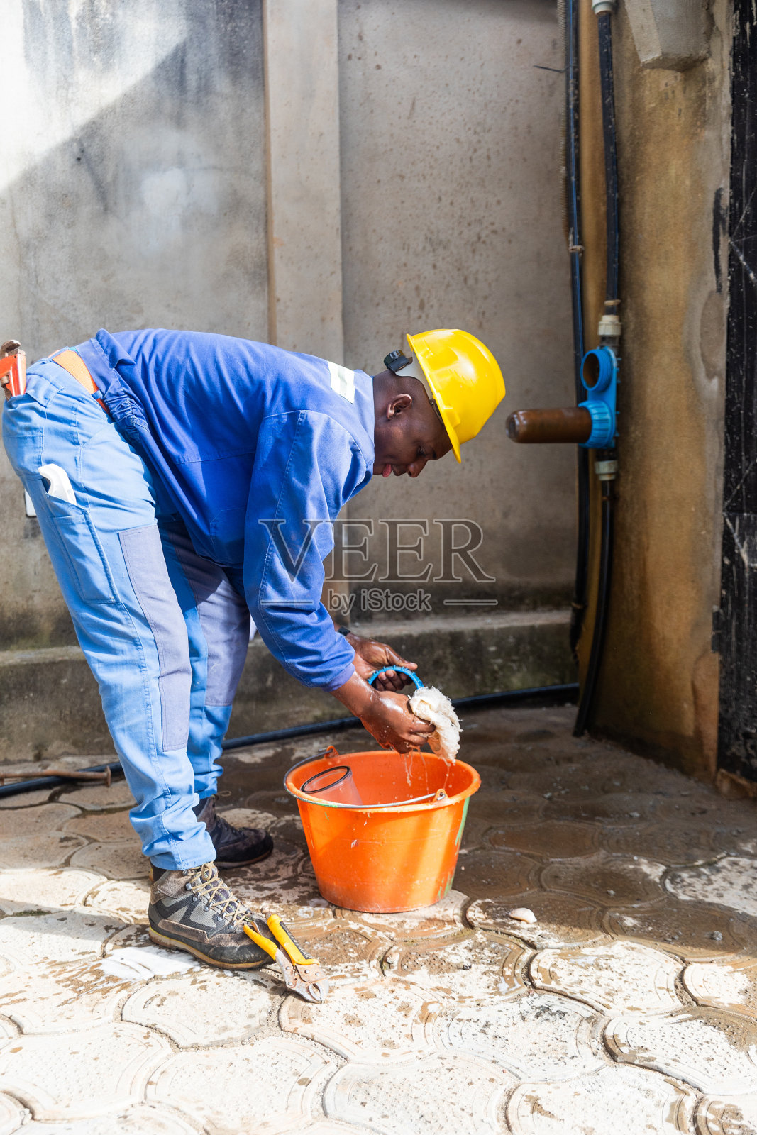 年轻的非洲蓝领工人在过滤服务期间工作照片摄影图片