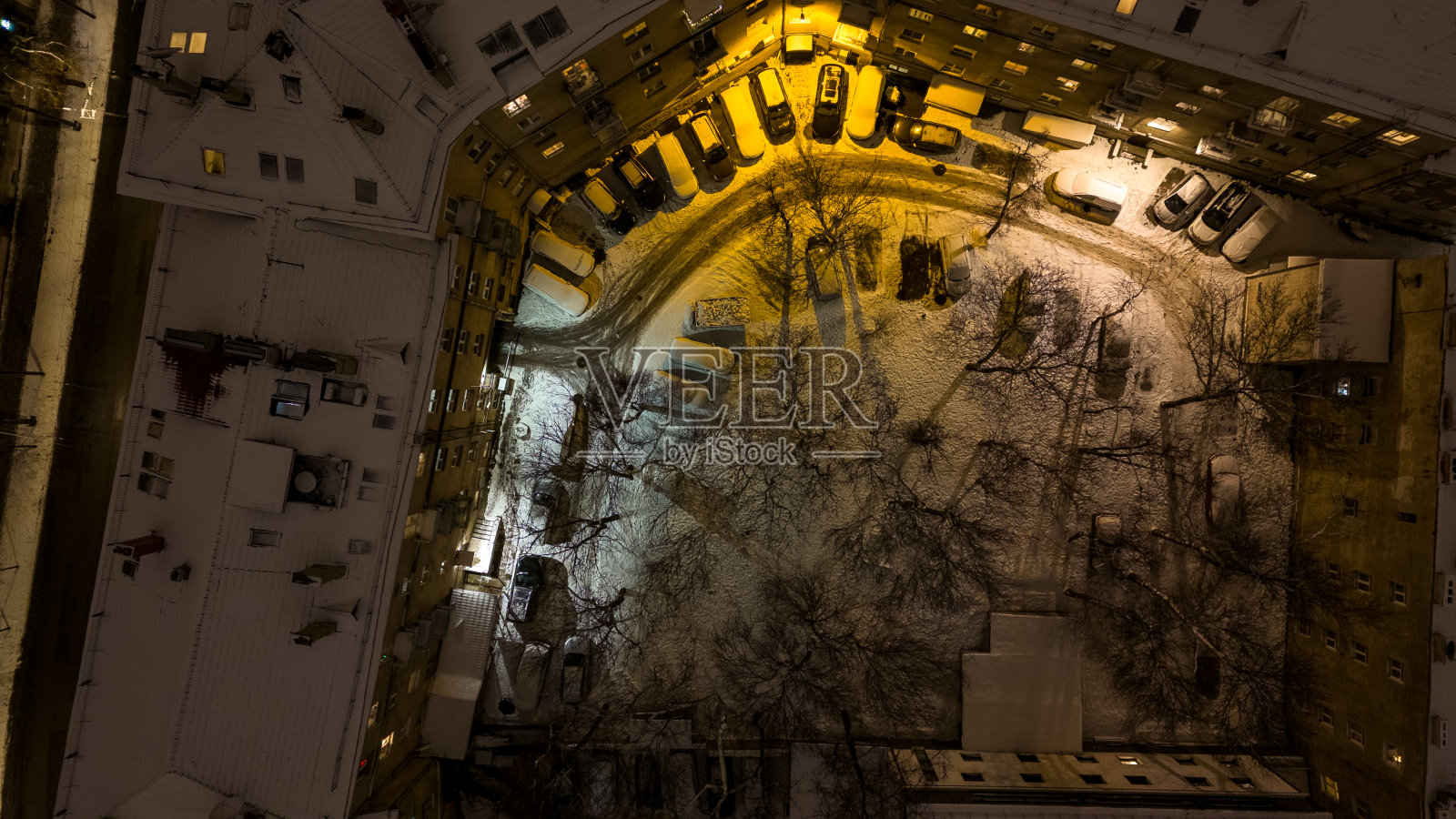 夜间无人机拍摄的冬季城市景观照片摄影图片