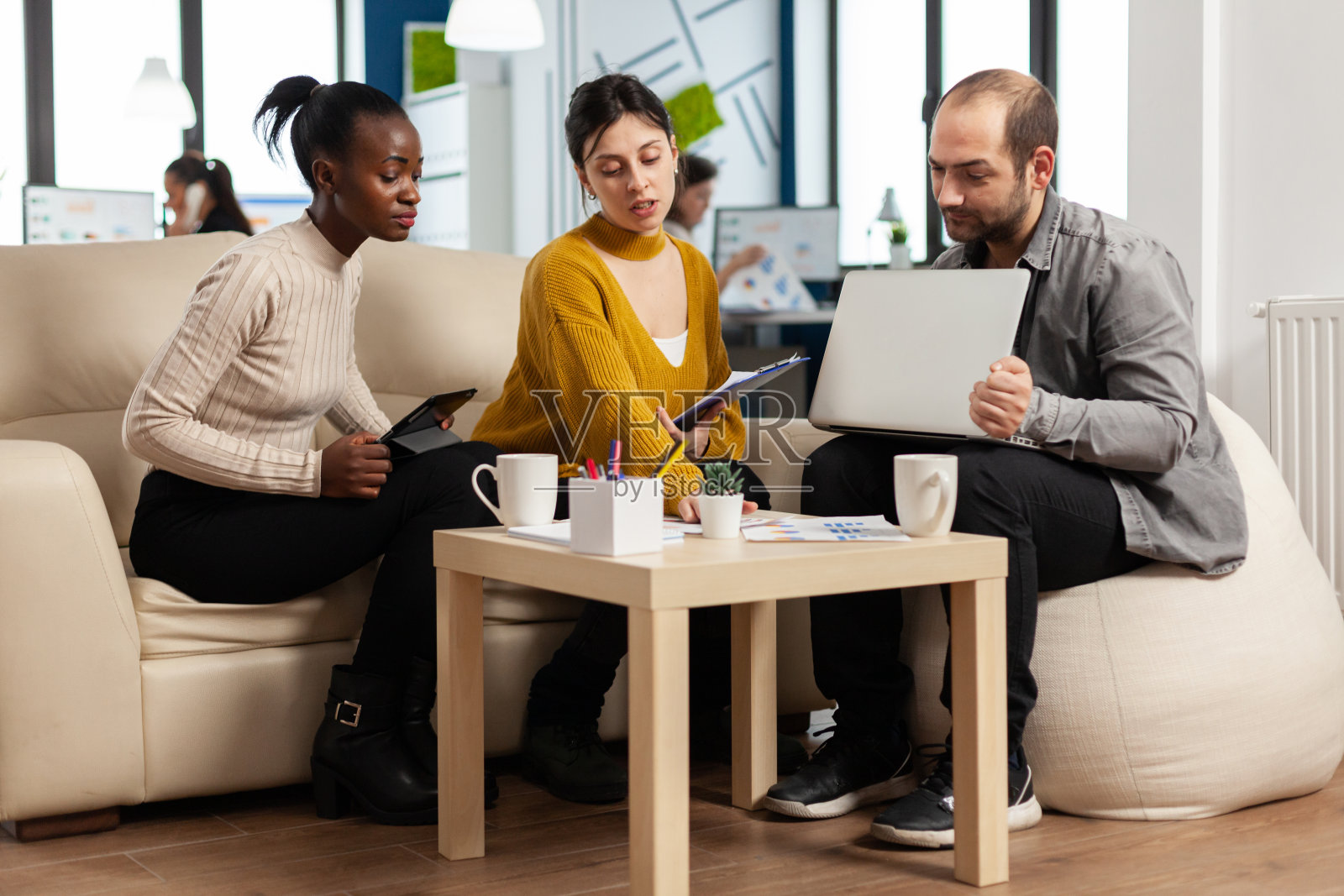 友好、有创意、多元化的同事团队讨论商业项目照片摄影图片