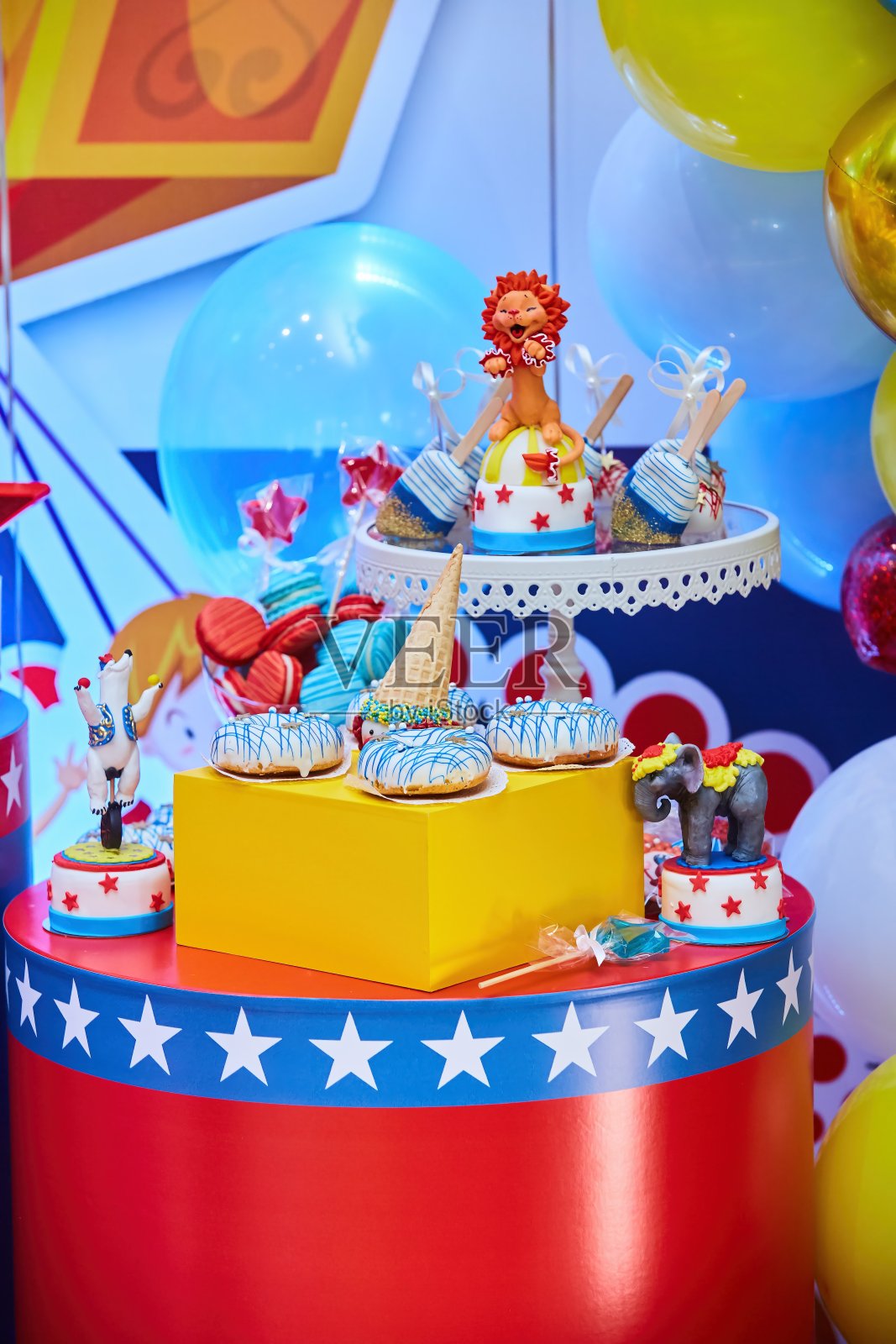 在马戏团风格的儿童派对上,糖果棒上的糖果和甜点。杏仁软糖和姜饼。照片摄影图片