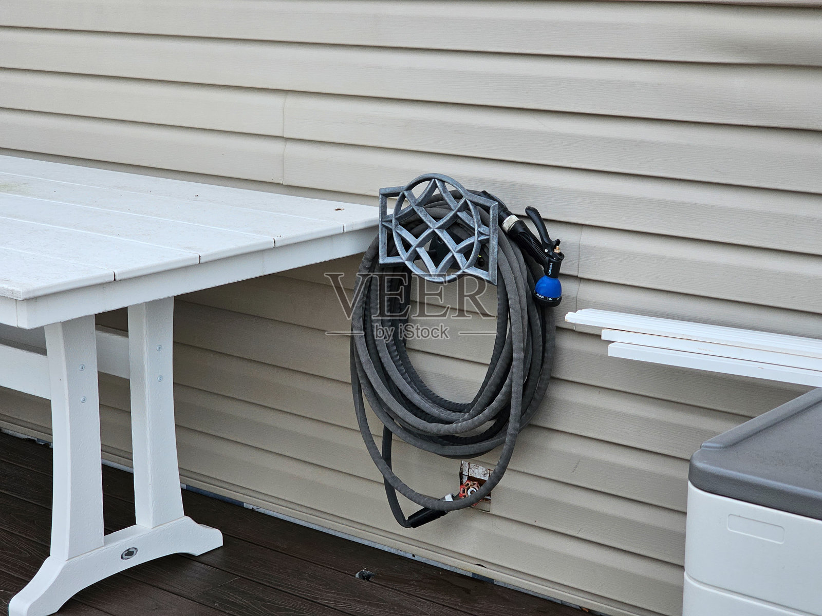 软管在房子旁边照片摄影图片