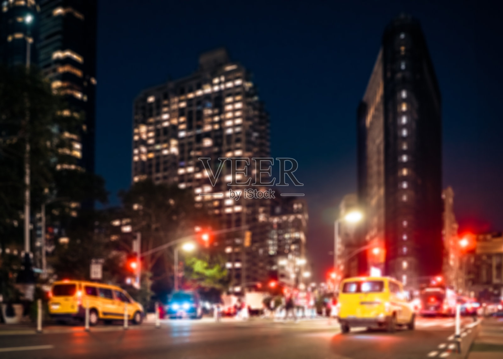 夜间纽约市街景的散焦模糊照片摄影图片
