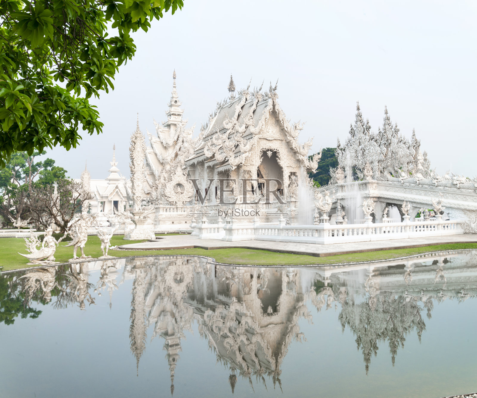 黎明时分的白龙寺和周围的池塘,位于泰国北部清莱郊区照片摄影图片