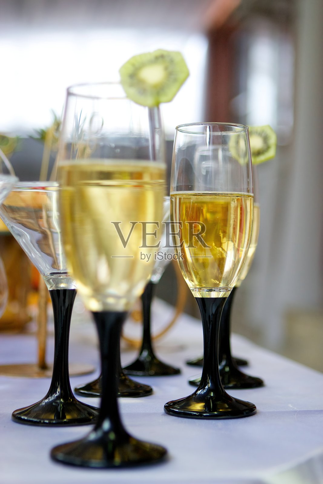 假日用水晶玻璃杯,客人用很多玻璃杯照片摄影图片