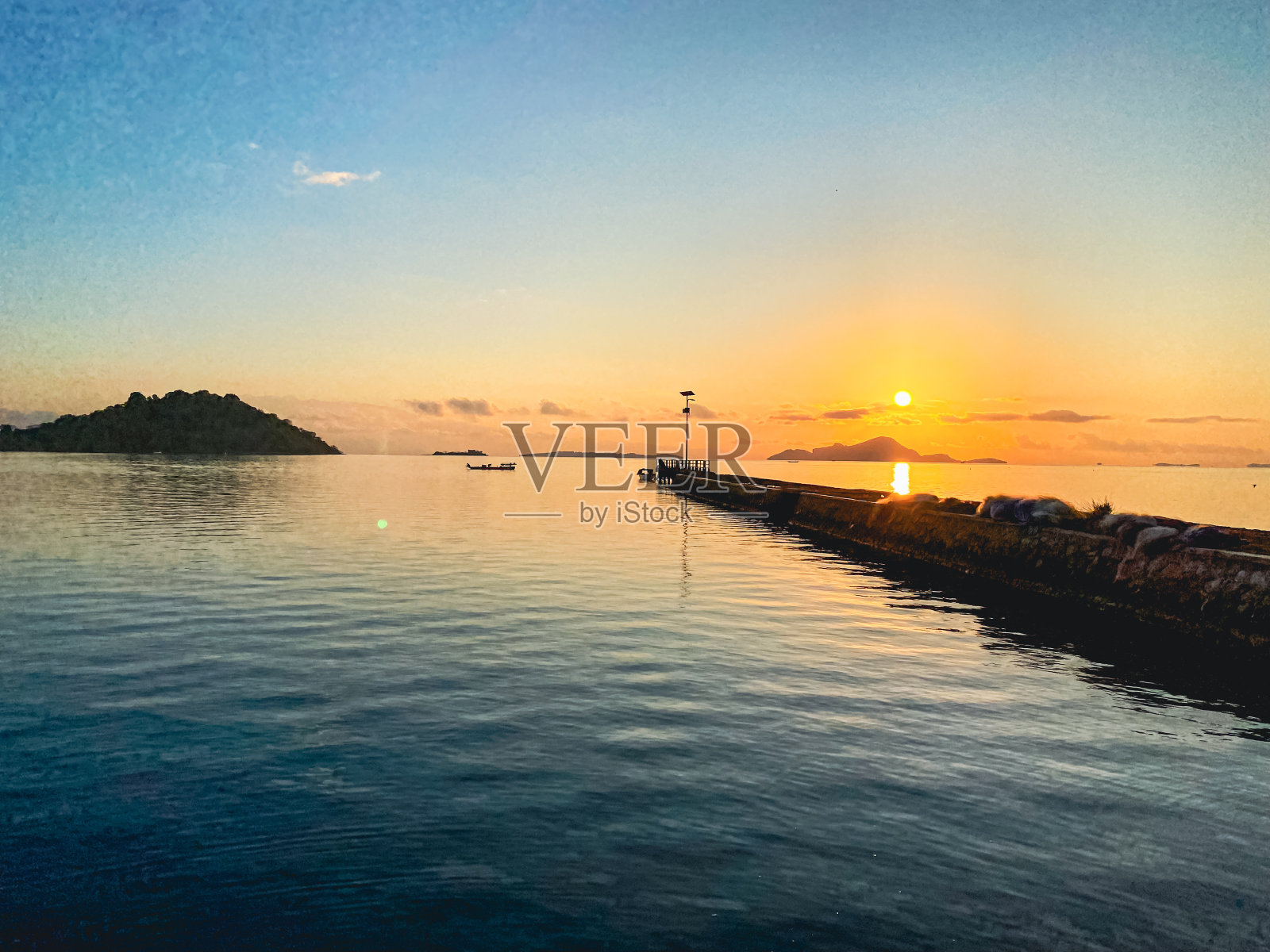 早晨海滩上的气氛照片摄影图片