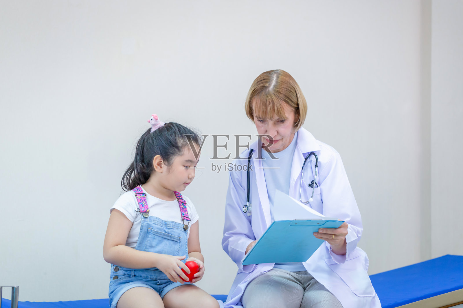 女医生检查一个可爱的小女孩,孩子在儿科医生咨询。医疗保健和医学概念照片摄影图片