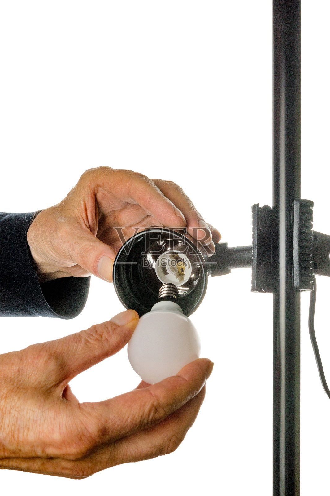 双手将灯泡变成白色背景上的台灯照片摄影图片