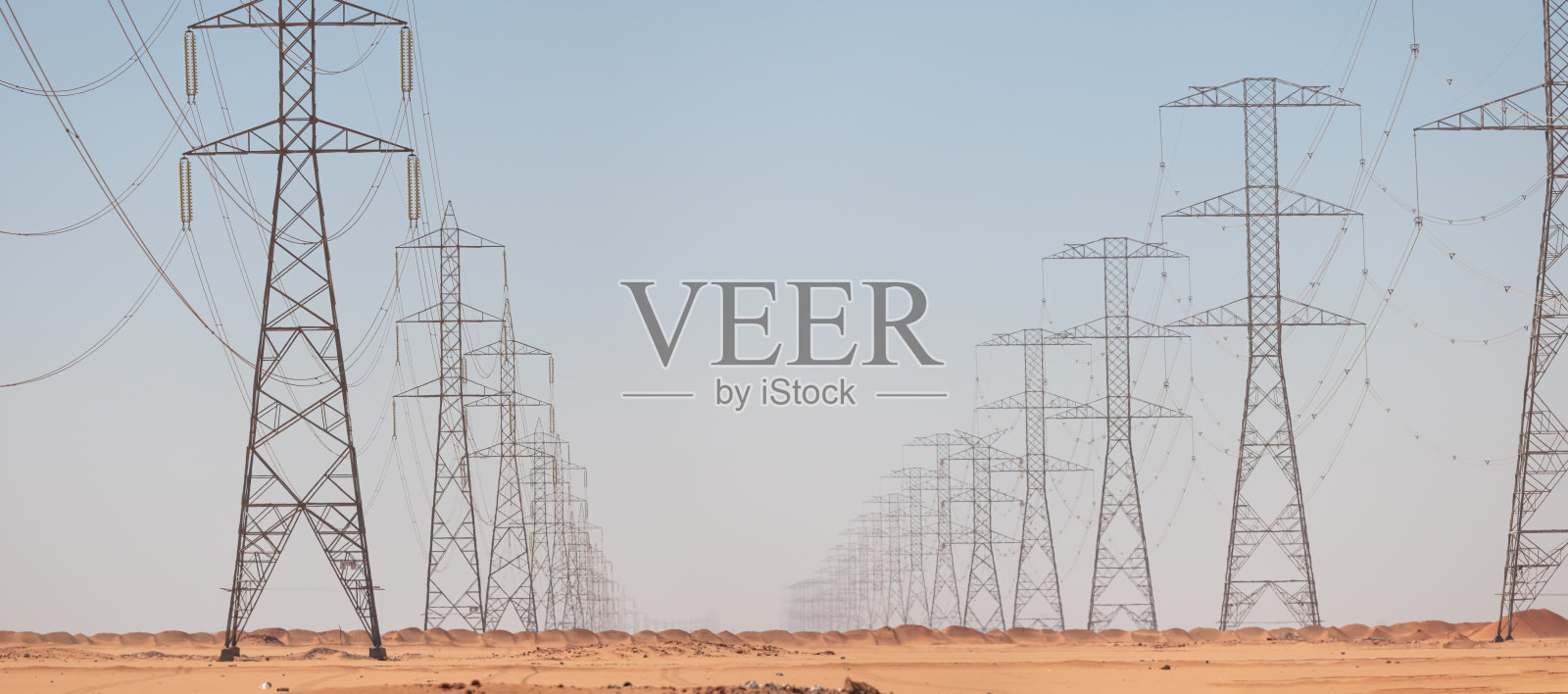 埃及撒哈拉沙漠中的输电塔照片摄影图片