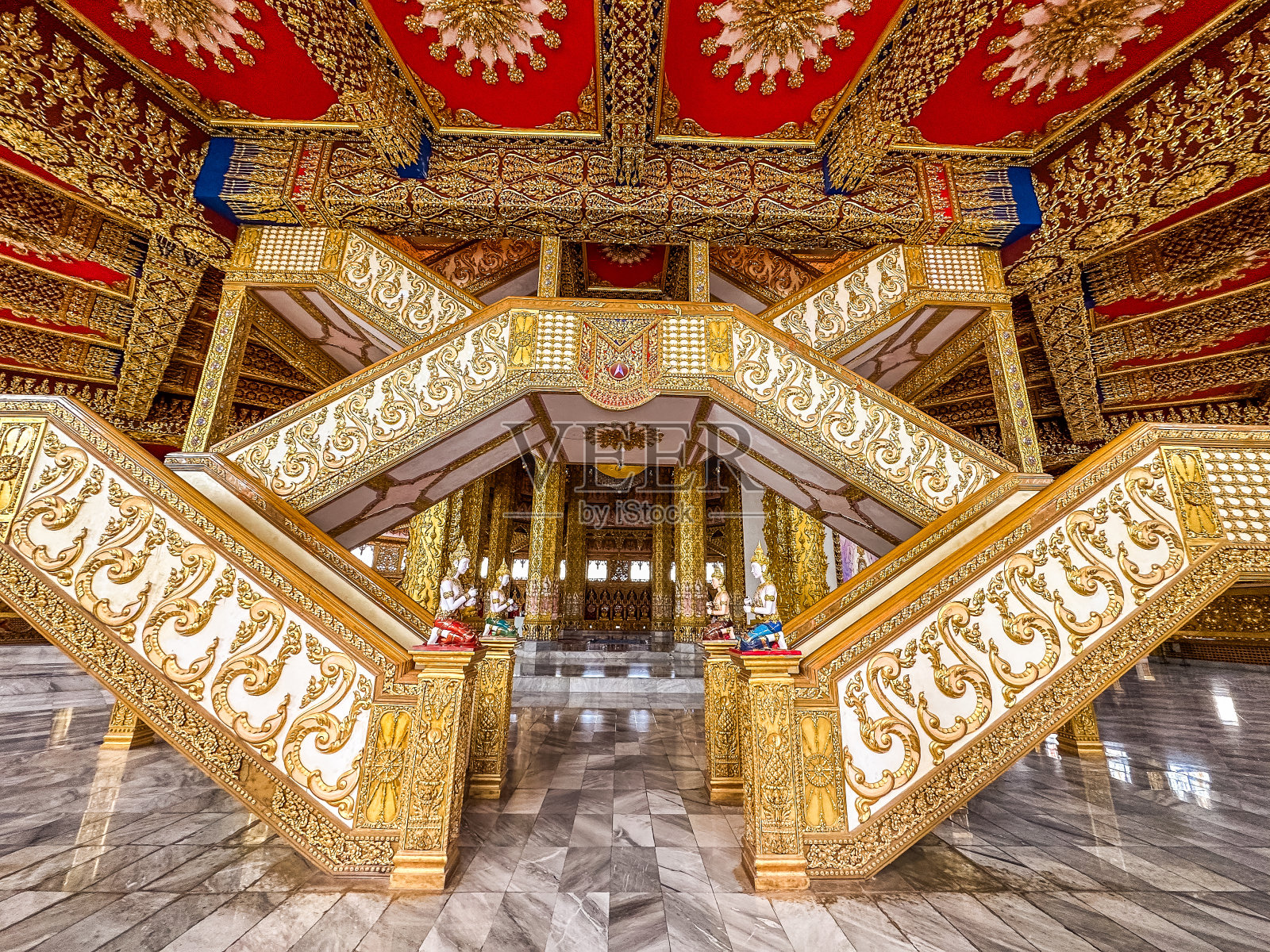 泰国莱邑的Phra Maha Chedi Chai Mongkhon照片摄影图片