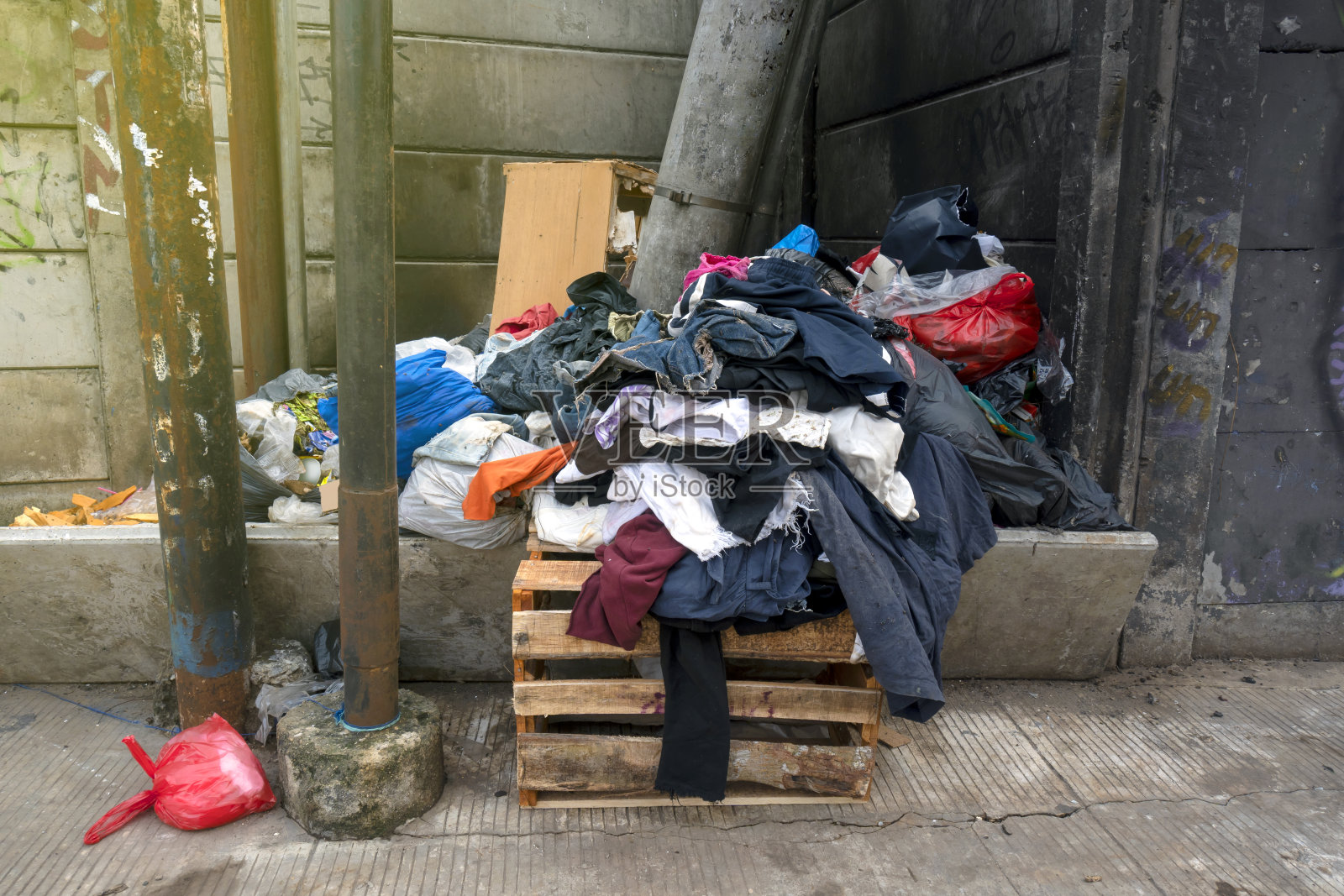 地上有垃圾照片摄影图片