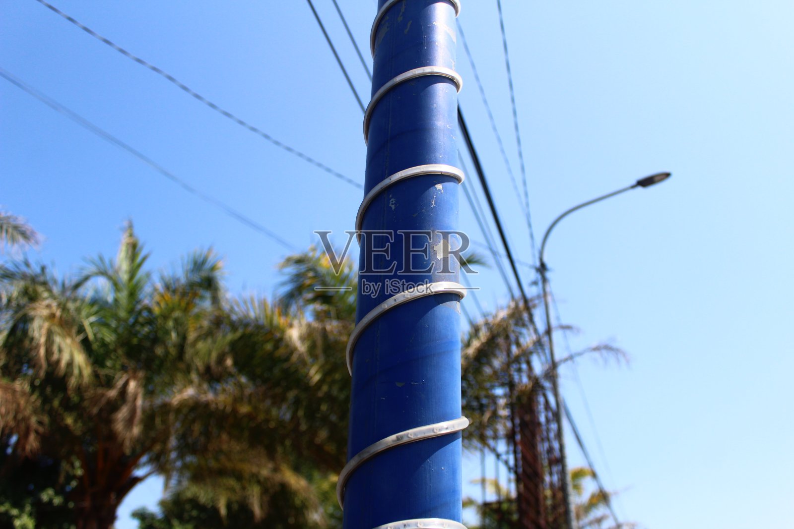 电线杆上缠着灯照片摄影图片