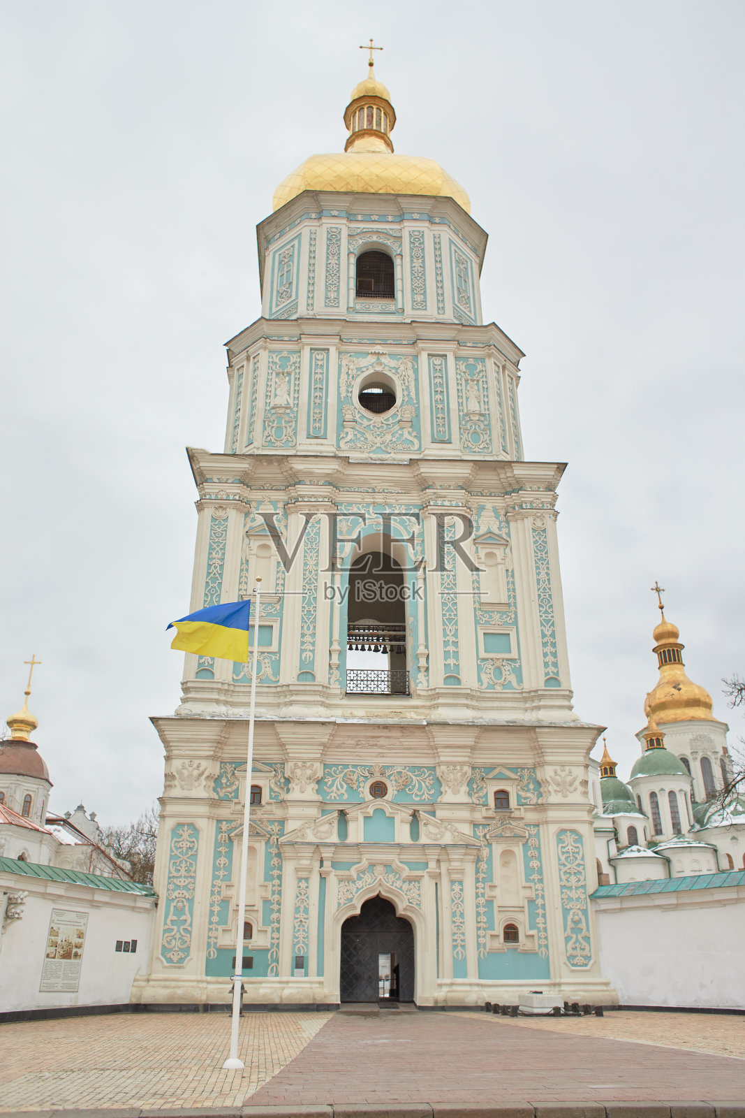 乌克兰,基辅——2023年8月3日:一条蓝白相间的索道沿着斜坡的轨道升起。缆车,侧视图。乌克兰基辅站照片摄影图片