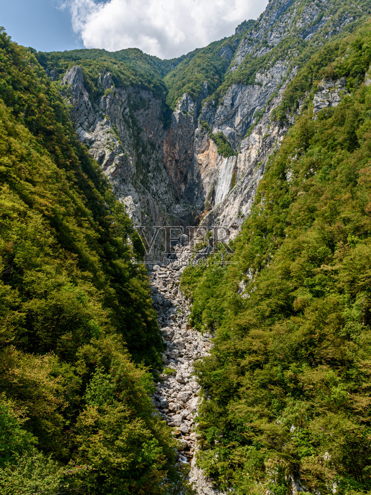斯洛文尼亚朱利安阿尔卑斯山脉的博卡瀑布照片摄影图片