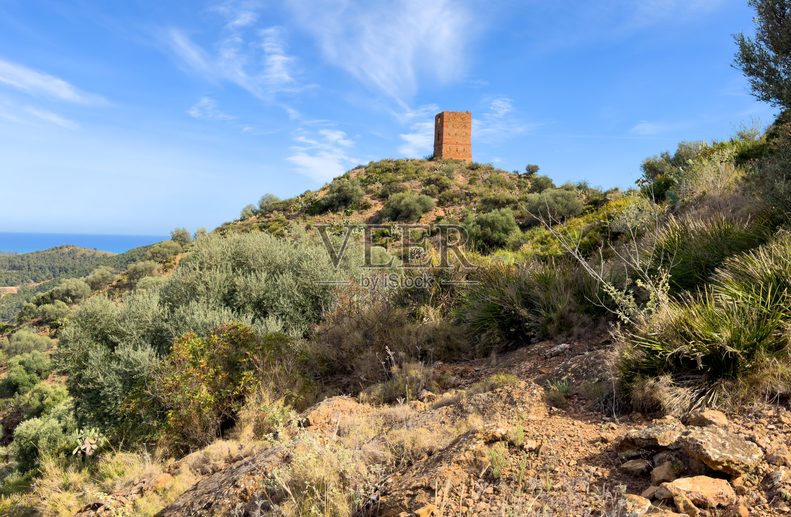 山上的城堡废墟(Castillo De Almenara)。照片摄影图片