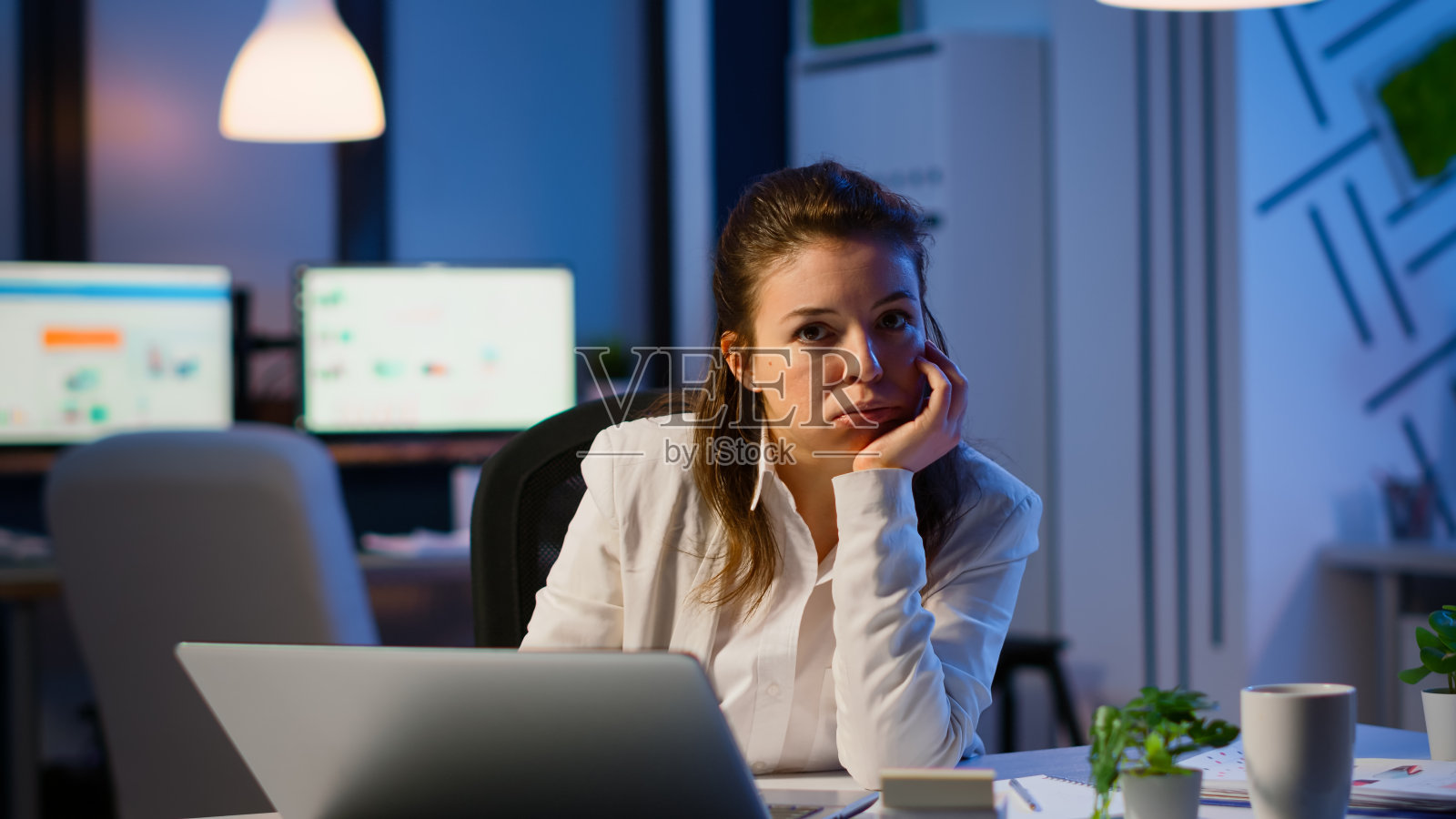 女商人看起来很累,在镜头前叹息,头靠在手掌上照片摄影图片