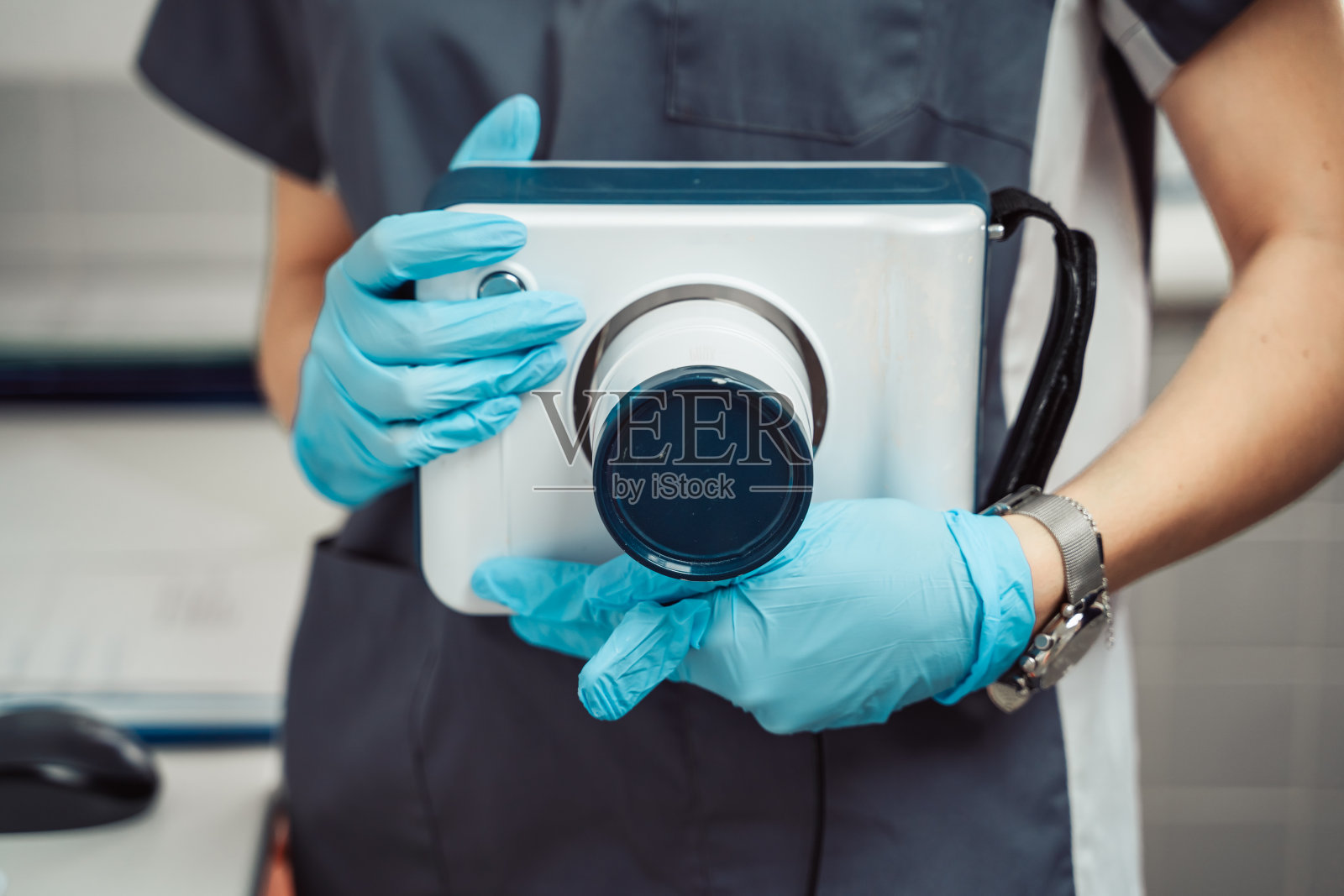 牙医手持便携式牙科x光片。牙齿检查的医疗技术。牙科诊所的专业医护人员。放射学患者安全设备。口腔诊断,检查治疗照片摄影图片