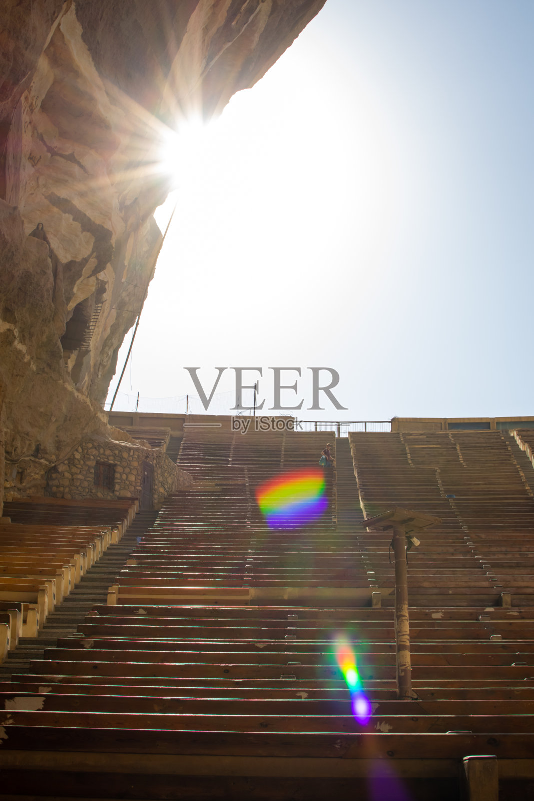 圣西蒙老教堂内一排排座位的内部景象照片摄影图片