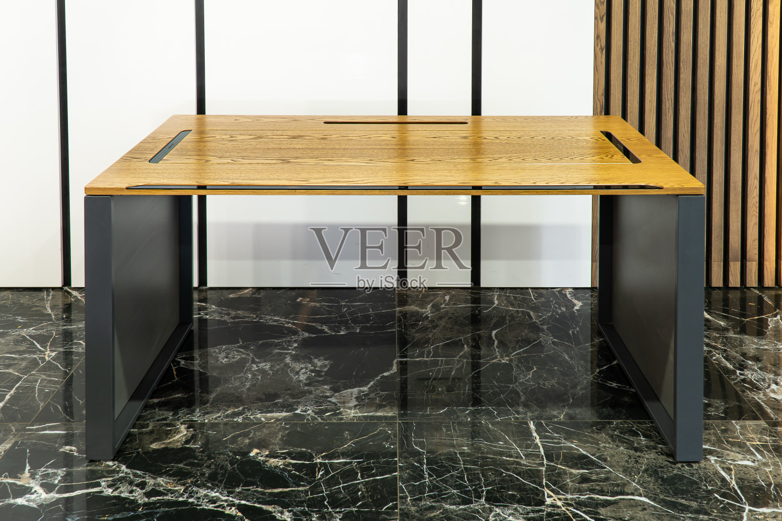 主任办公室里有一张大木桌。室内设计照片摄影图片