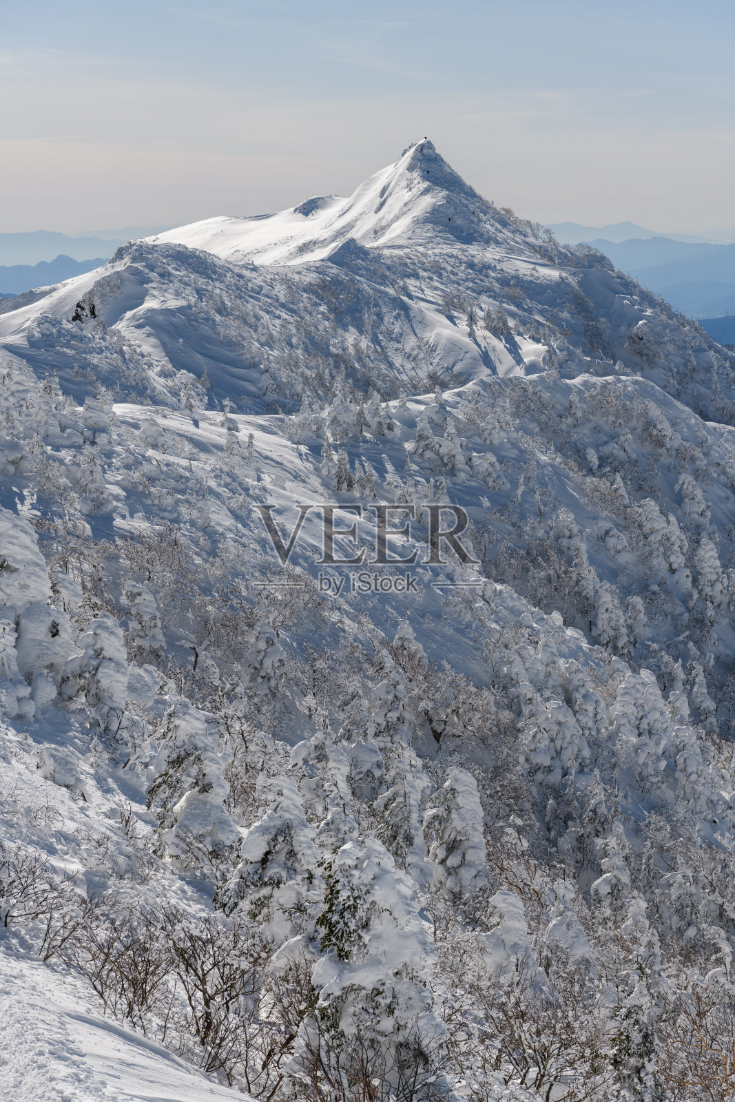 冬天,从肯甘山到虎高山的山路上看到的肯甘山照片摄影图片