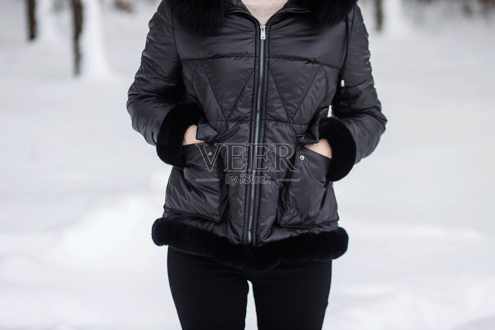 美丽的年轻女孩穿着冬衣照片摄影图片