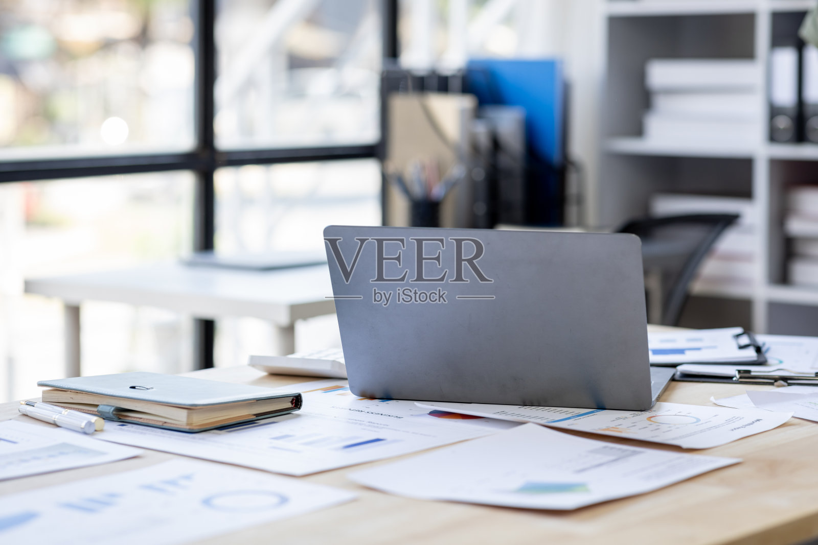 商务文件,审计员商务女检查,搜索文件法律准备文件或分析报告税务时间,会计文件数据合同合作伙伴处理工作场所,办公室照片摄影图片