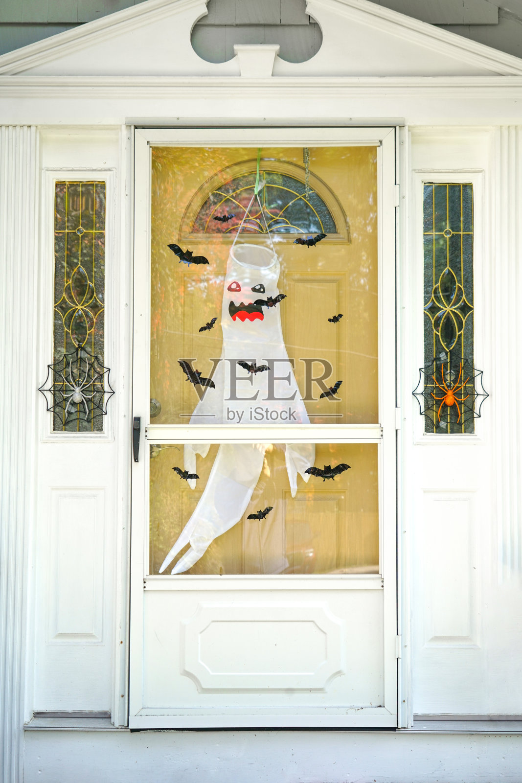 用万圣节的装饰把门关上照片摄影图片